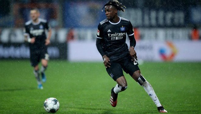 Hamburg coach Dieter Hecking jumps to defense of Gideon Jung after fans criticism in draw with Hannover