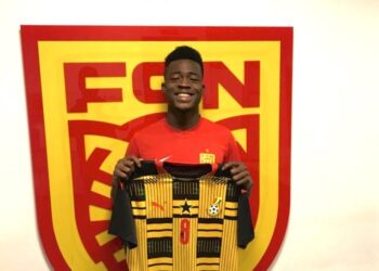 Black Stars new boy Kamaldeen Sulemana presents Ghana jersey to FC Nordsjaelland