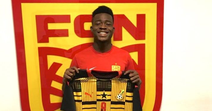 Black Stars new boy Kamaldeen Sulemana presents Ghana jersey to FC Nordsjaelland