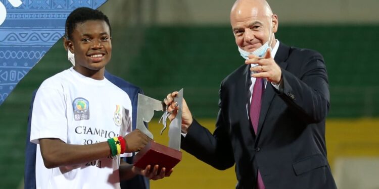 Sensational kid Abdul Fatawu Issahaku wins Discovery Player of The Year Award