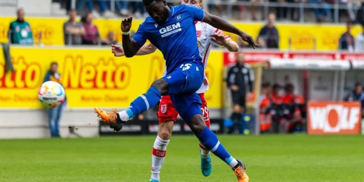 “He always wants to dismantle his opponent”- Karlsruher manager praises Ghanaian defender Stephan Ambrosius