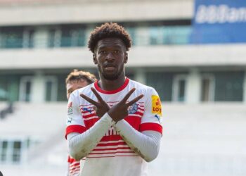 Kwasi Okyere Wriedt reacts to Holstein Kiel’s win at Karlsruher
