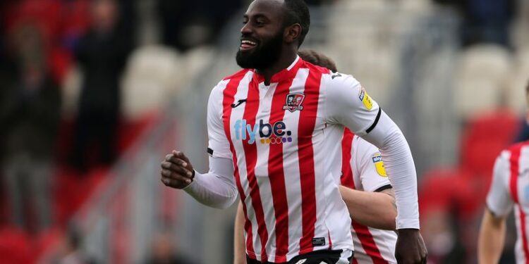 Ghanaian midfielder Hiram Boateng applauded by Mansfield boss