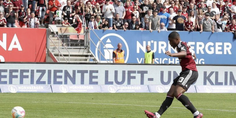 Ghanaian striker Kwadwo Duah reacts to FC Nürnberg victory against Düsseldorf
