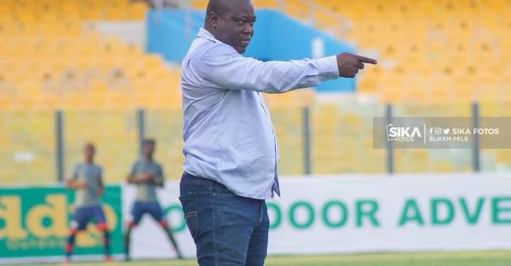 Aduana Stars fans pour urine on Karela United coach Shaibu Tanko in Dormaa