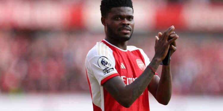 “Extend his contract” – Arsenal fans make U-turn on Thomas Partey after Masterclass performance against Barcelona