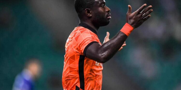 Video: Ghanaian winger Frank Acheampong suffers racist abuse by  opposing player in China, reacts strongly