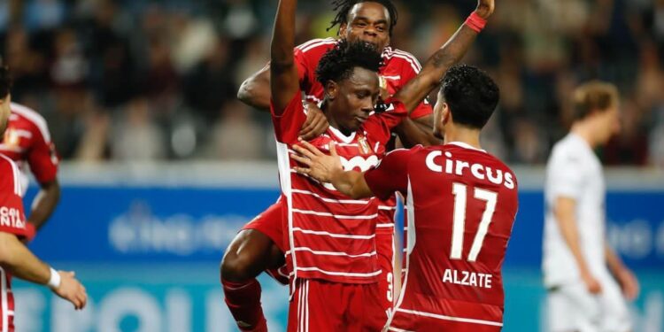 Ghanaian forward Kamal Sowah applauds teammates and Fans after Standard Liège’s win at OH Leuven