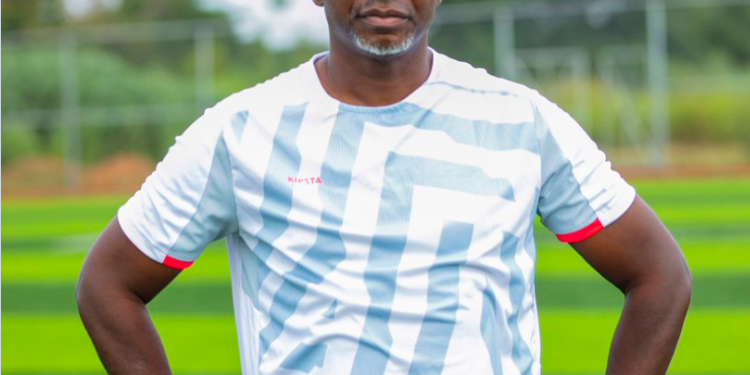 VIDEO: Fans of Bofoakwa Tano allegedly attack Maxwell Konadu after draw with Nsoatreman