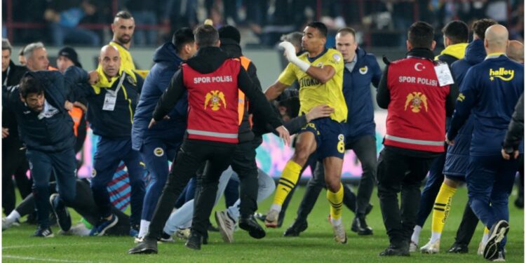 Alexander Djiku calls for action against hooliganism after pitch invasion in Fenerbache’s win over Trabzonspor