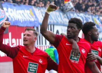 Ghanaian forward Ragnar Ache scores for Kaiserslautern against Greuther Furth