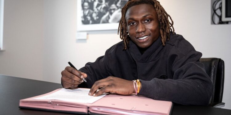 Ghanaian teen Emmanuel Gyamfi signs first professional contract with Schalke 04