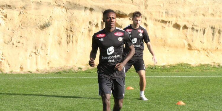 English clubs Brighton & Hove Albion and Leeds United pursue Ghanaian forward Edmund Baidoo