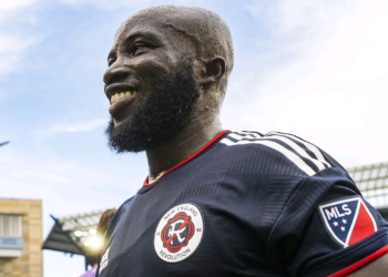 Ghana forward Emmanuel Boateng scores for New England against Columbus Crew in MLS