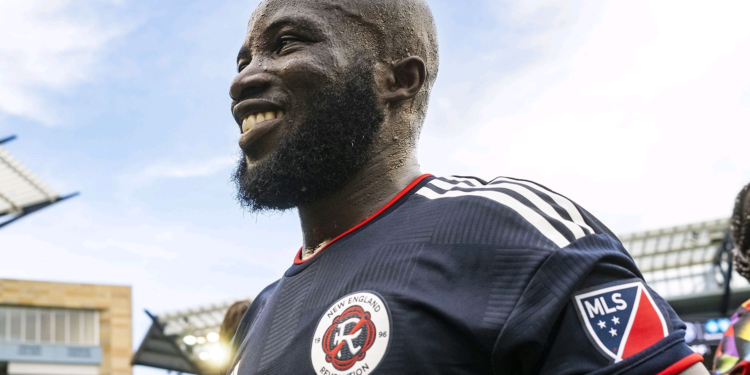 Ghana forward Emmanuel Boateng scores for New England against Columbus Crew in MLS