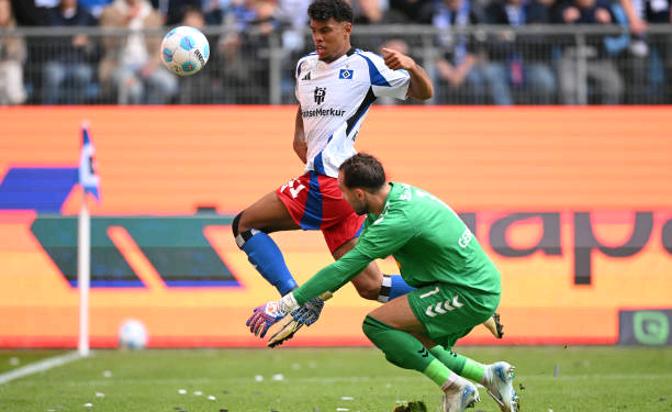 Ransford Yeboah Königsdörffer scores for Hamburg in Jahn Regensburg