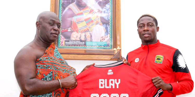 Justice Blay sign new deal at Asante Kotoko