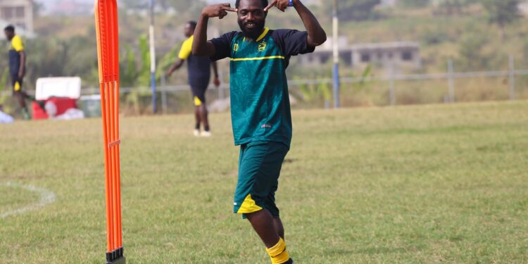 Asante Kotoko coach Prosper Ogum dismisses rumors of midfielder Samuel Tenadu’s departure