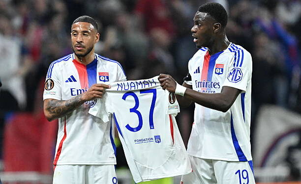 Lyon players show pupport for injured teammate Ernest Nuamah ahead of Manchester United clash
